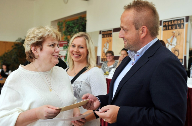 Z rukou Jiřího Mikuly přebírá hlavní výhru za svého zetě pana Kakose paní Dana Mertová